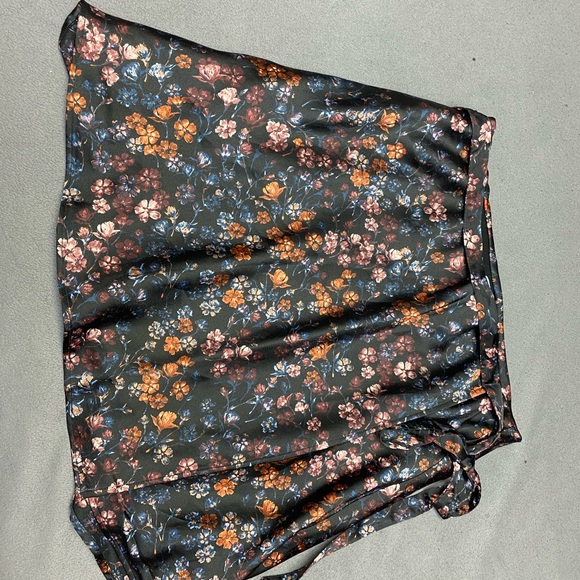 NWT! Abercrombie & Fitch Floral silk skirt - Picture 10 of 12